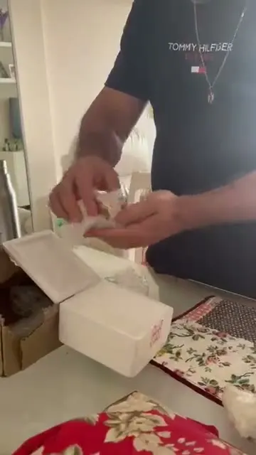 Vídeo de cliente abrindo o pedido recebido em casa (5 de 17)