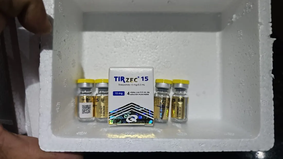 Caixa de Tirzec 15 com os 4 frascos dentro da embalagem térmica
