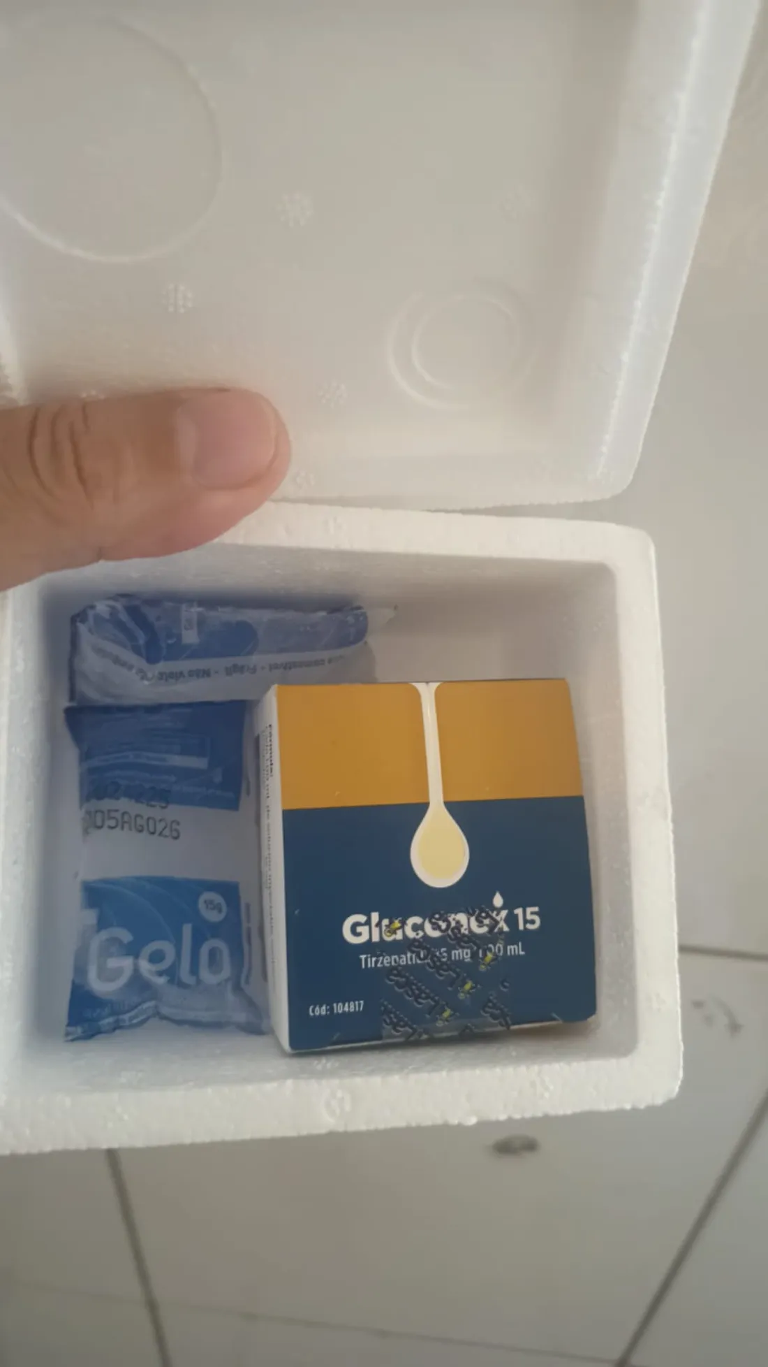 Caixa de Gluconex 15 dentro da caixa térmica com as bolsas de gelo